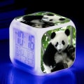 Miniatyrbilde 1 av 5: Søt Panda Vekkerklokke Fargeskiftende LED Digital Klokke Barnerom Multifunksjon Nattlys Lysende Elektroniske Klokker (FMY) violet