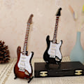 Miniatyrbild 4 av 4: Mini Klassisk Gitarr/Elektrisk Gitarr Modell Julgransprydnad - Dekorativ Miniatyr Replika Gitarrer  (FMY) Red Electric Guitar