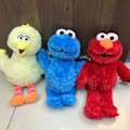 Pikkukuva 3 / 3: Rakastava Elmo Sesame Street -lelu, puhuva, laulava, halaava, monikokoinen hahmo (FMY) Red Plus