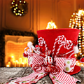Miniatyrbilde 4 av 5: Klassisk rød polyester juletretopp med sukkersticksløyfe - Perfekt for julepynt, innendørs og utendørs bruk (FMY) Red
