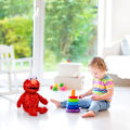 Pikkukuva 2 / 3: Rakastava Elmo Sesame Street -lelu, puhuva, laulava, halaava, monikokoinen hahmo (FMY) Red Plus