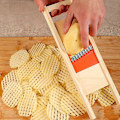 Miniatyrbillede 3 af 5: 2 stk., Kartoffelgitter Maker og Håndbeskytter, Rustfrit Stål Bølget Hakker, Kartoffelskærere, Rustfrit Stål Grøntsags Hakker, Multifunktionel (FMY) Blue 2pcs