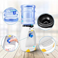 Miniatyrbillede 5 af 5: 2025 Ny 2,5L Mini Sød Pingvin Vanddispenser med Vandspand Drik 8 Vandglas til Studenterkollegium (FMY)