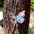 Pikkukuva 4 / 5: Perhonen Stained Glass -aurinkokoukku/kotipihan koriste Väri Ulkokoriste Perhonen Värivarjo Koriste (FMY)