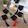 Miniatyrbillede 5 af 5: 20 stk. Mini-kandidathat i filt med kvaster til festligheder, graduerings-vinflasketop, gradueringsfestartikler (FMY) Red One Size