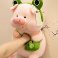 Pikkukuva 4 / 5: Piirretty Sika Plushie Rintarepun Kanssa Pehmeät Lelut Eläimen Hiustarralla Lapsille (FMY) Rabbit Pig 40cm