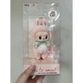Pikkukuva 4 / 8: Mokoko 1st Spring Flower Sweetheart Pink Labubu Vinyylinukke Kawaii Reppu Riipus Koriste Nuken Huvipuisto Limited Edition