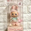 Pikkukuva 3 / 8: Mokoko 1st Spring Flower Sweetheart Pink Labubu Vinyylinukke Kawaii Reppu Riipus Koriste Nuken Huvipuisto Limited Edition