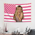 Pikkukuva 2 / 5: WUGXCOLL Sabrina Carpenter Seinävaate Opiskelija-asunnon Seinätaide Gobeliini Lippu Juhlakoriste Banneri Tausta Kodin Sisustus Makuuhuoneeseen Ja Olohuoneeseen Color4 60x40in