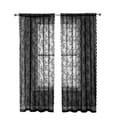 2 paneler svarta spetsgardiner, rustikt blommönster, texturerat polyestertyg, ljusfiltrerande, avskildhet för vardagsrum och sovrum.