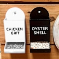 Miniatyrbillede 2 af 5: Hængende Gravity Fjerkræfoderautomat, Grusdispenser Kyllingefoderautomat, Spildfrit Design Foderstation til Høns Ænder Hønsehus Black B