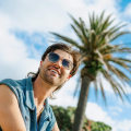 Pikkukuva 3 / 3: Unisex Aviator-aurinkolasit – Kultainen kehys, liilat linssit,