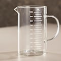 Miniatyrbild 1 av 3: Bringare med gradering i värmeresistent borosilikatglas 1 liter