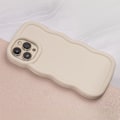 Pikkukuva 3 / 3: Candy Curly takakuori iPhone 16 Pro:lle - Beige