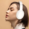 Miniatyrbild 2 av 2: On-Ear Bluetooth hörlurar med justerbar huvudbygel - Vit