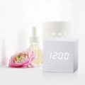 Miniatyrbild 1 av 4: Väckarklocka i trä med LED skärm - Vit
