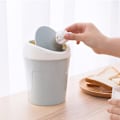 Miniatyrbillede 3 af 5: 2 stk. Mini-skraldespand i plast, Lille skrivebordspapirkurv med svinglåg til hjemmet, kontoret, køkkenet, soveværelset, badeværelset (Blå + Grøn)