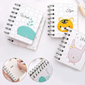 Miniatyrbillede 2 af 2: Lille Mini Spiral Notesbøger Sød Daglig Planlægger Bærbar Mini Spiral Notesbog Journal Dagbog Lomme Notesblok Memo Pads til Hjem Skole Rejser (Farve: E)