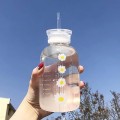 Miniatyrbilde 4 av 5: 450ml Melkjuice Søt Vannflaske med Skala 2 Lopp Små Daisy Matt Bærbar Transparent Vannkopp Glassflasker Kreativ Praktisk Kopp (Transparent 6