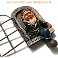 Miniatyrbillede 3 af 5: Nisse Statue Resin Havevindue, Havedekoration Nisse Ud Af Døren Træknuser Statue De
