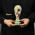 Miniatyrbild 3 av 4: VM i Qatar 2022 Replikatrofé 8.2 - Samlarutgåva av det största priset i världsfotboll (storlek: 21 cm)
