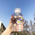 Miniatyrbillede 1 af 5: 450ml Mælkejuice Sød Vandflaske med Skala 2 Låg Lille Tusindfryd Mat Bærbar Transparent Vandkop Glasflasker Kreativ Praktisk Kop (Transparent 6