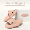 Miniatyrbild 5 av 5: Flip-flops i form av tecknad haj, halkfria tjocksulade strandflip-flops, snabbtorkande roliga pooltofflor pink 40/41