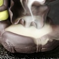 Miniatyrbillede 4 af 5: Lille Røg Tilbageflow Røgelsespindeholder Maitreya Buddha Statue Porcelæn Vandfald Censer Hjem D