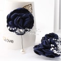 Miniatyrbild 4 av 5: Armbandsros Brudnäbb Bröllopsblommor Bal Corsage och Boutonniere Set för Bröllopsfest Bal Brudgum Brud (Marinblå)