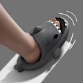 Miniatyrbilde 3 av 5: MoneRffi - Originale Sharklas for gutter og jenter, Shark Flip Flops for menn og kvinner, bassengsandaler Gris Oscuro 38/39 EU