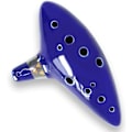 Pikkukuva 2 / 5: Ocarina kaulanauhalla ja nuottivihkolla, 12-reikäinen C-altto-ocarina lahjapakkauksessa, käsin muotoillulla telineellä ja mustalla suojapussilla