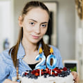 Pikkukuva 4 / 5: Siniset 100. syntymäpäiväkynttilät kakkuihin ja muffinsseihin, numero 100 kynttiläkakun koristeeksi juhliin, vuosipäivään, häihin ja muihin juhliin