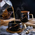Miniatyrbilde 4 av 5: Kaffekrus, Tekopp, Keramikkrus, Gulldesign, med treunderkopp (svart)