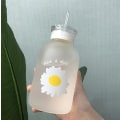 Miniatyrbillede 2 af 5: 450ml Mælkejuice Sød Vandflaske med Skala 2 Låg Lille Tusindfryd Mat Bærbar Transparent Vandkop Glasflasker Kreativ Praktisk Kop (Mat 1 Blomst