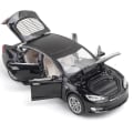 Pikkukuva 3 / 4: Tesla Model S -auton malli valolla ja avattavilla ovilla, musiikkisimuulaatiolla