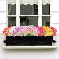 Miniatyrbillede 3 af 5: 24 Bundter Kunstige Blomster Udendørs UV-Resistente Kunstige Blomster Ingen Blegning Faux Plastikplanter Have Veranda Vindue Kassedesign (Dyb Rød)
