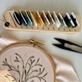 Miniatyrbild 4 av 5: Bobbinställ för broderigarn   Broderat trådspolsställ Trä