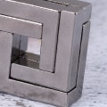 Miniatyrbillede 5 af 5: Hanayama Cast Metal Hjerne Teaser Puzzle Hjerne Teaser Puzzle Cube Gave Til Børn Og Voksne Fra 12 År Og Op (sølv)