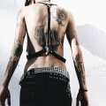 Pikkukuva 2 / 5: Miesten säädettävä keinonahkainen rintapanssari- ja olkahihnallinen vyö, metalliset O-renkaat, goottilainen punk-tyyli, musta olkapääpanssari, cosplay- ja klubivaatteet