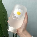Miniatyrbillede 3 af 5: 450ml Mælkejuice Sød Vandflaske med Skala 2 Låg Lille Tusindfryd Mat Bærbar Transparent Vandkop Glasflasker Kreativ Praktisk Kop (Mat 1 Blomst