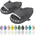 Miniatyrbilde 2 av 5: Tegneserie Hai Flip Flops, Sklisikre Tykke Såler Strand Flip Flops, Hurtigtørrende Morsomme Basseng Sandaler distant mountain ash 40/41