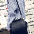 Miniatyrbillede 2 af 5: Retro hul håndtaske til kvinder Læder skuldertaske Aften clutch taske Kys lås lukning Crossbody taske Pung