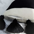 Miniatyrbillede 5 af 5: Stribet bomuldsstrikket pudebetræk med pompom-kvast til sofa, seng, stue (sort C, 33 x 66 cm)