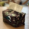 Miniatyrbillede 2 af 3: Dekorativ jacquard-mønstret servietholder til bordplader, toiletbord, soveværelseskommode, natborde - 2 stk. (kaffe, 18 x 9 x 9 cm)