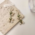 Miniatyrbild 4 av 4: 2 par retro örhängen vita liljekonvalj blomma örhängen krokar fashionabla skogsdesign Betterlifefg