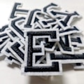 Miniatyrbillede 2 af 5: Stryge på bogstav patches 52 stykker, bogstav patches alfabet broderet patch A-Z, til hatte skjorter jeans tasker sort sort52