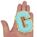 Miniatyrbillede 3 af 5: Engelske bogstav G stryge-på reparationslapper alfabet sy applikationer tøj badges, med guld glitter kant, klæbende bagside klistermærke（Blå G）GBlue