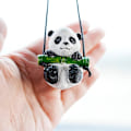 Pikkukuva 3 / 5: Sööt Pandakarhu Auton Peiliin Riputettava Koriste Hauska Sisustus Takapeilille Auton Koristeet (Panda)