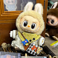 Miniatyrbild 1 av 5: Sommarrea Labubu dockkläder första generationen andra generationen blind box Labubu dockkläder (tröja + overall + halsduk + ryggsäck) Vit glad mus