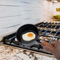 Miniatyrbillede 8 af 8: Støbejerns minigryde med træhåndtag, pladsbesparende kompakt design